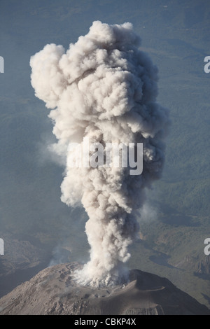 26 décembre 2007 - nuage de cendres de l'éruption du dôme de Santiaguito, complexes, le Guatemala volcan Santa Maria. Banque D'Images