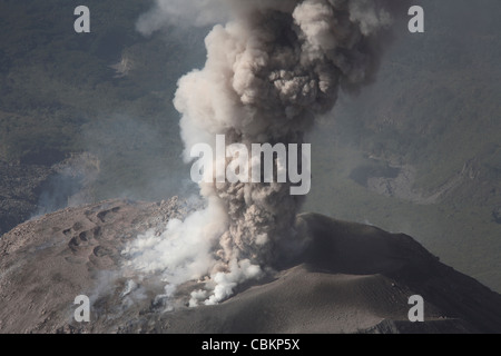 26 décembre 2007 - nuage de cendres de l'éruption du dôme de Santiaguito, complexes, le Guatemala volcan Santa Maria. Banque D'Images