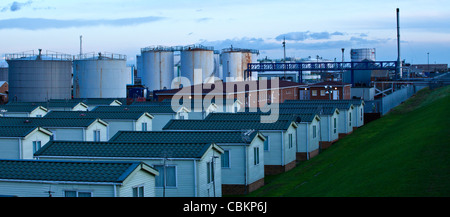 Maisons de domestiques à proximité de dépôt de stockage de produits chimiques liquides Banque D'Images