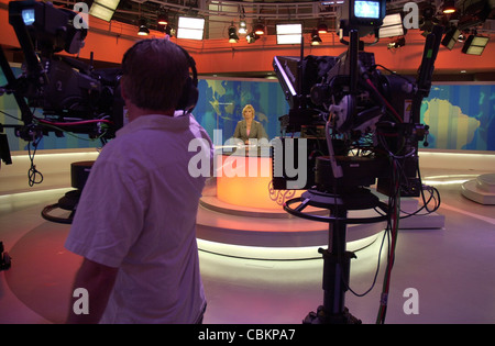 News anchor Jane Dutton offrir les news dans les studios d'Al Jazeera English avec hockey, à Doha. Banque D'Images