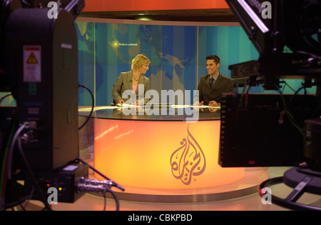 News anchor Jane Dutton offrir les news dans les studios d'Al Jazeera English avec hockey, à Doha. Banque D'Images