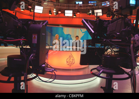 News anchor Jane Dutton offrir les news dans les studios d'Al Jazeera English avec hockey, à Doha. Banque D'Images