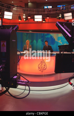 News anchor Jane Dutton offrir les news dans les studios d'Al Jazeera English avec hockey, à Doha. Banque D'Images