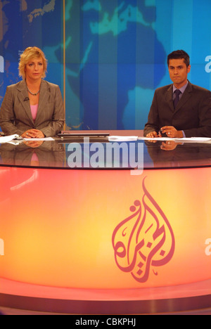 News anchor Jane Dutton offrir les news dans les studios d'Al Jazeera English avec hockey, à Doha. Banque D'Images