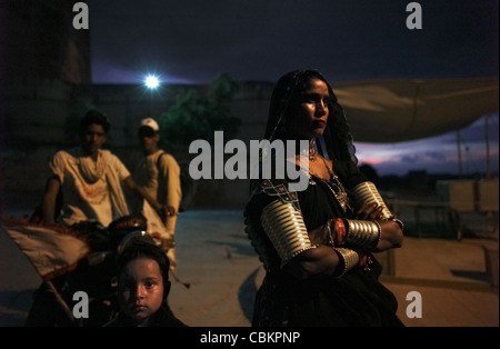 D'Œil indien., Gipsy de l'Inde. Spoose de charmeur de serpent. Une femme Kalbeliya et son fils a la journée en automne avant de la fort Banque D'Images