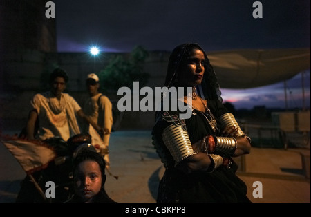 Bref des affaires indiennes, Gipsy de l'Inde. Spoose de charmeur de serpent. Une femme Kalbeliya et son fils a la journée en face de l'automne pour Banque D'Images