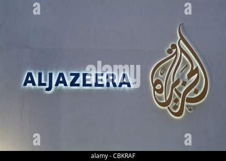 Les logos de la nouvelle Al Jazeera English Channel sur son nouveau siège à Doha à côté de sa soeur channel Al Jazeera. Banque D'Images