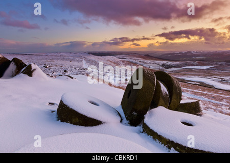 Peak District Stanage Edge Millstones dans la neige au coucher du soleil sur Stanage Edge, Peak District National Park, Derbyshire, Angleterre, Royaume-Uni, GB Europe Banque D'Images