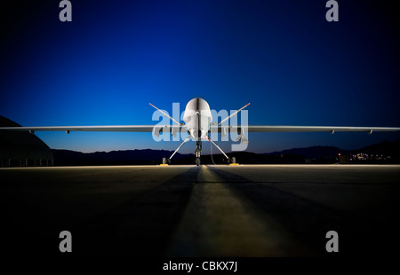 Un MQ-9 Reaper est situé sur la ligne aérienne de la base aérienne de Creech, au Nevada, le 19 juin. Le Reaper est capable de transporter des bombes guidées avec précision et des missiles air-sol. Général John D.W. Corley, commandant du Commandement du combat aérien, a rencontré le général de l’Armée de terre William S. Wallace, commandant général de l’instruction et de la doctrine de l’Armée de terre, en juin 30, pour discuter d’un nouveau concept d’opérations qui maximiserait les contributions apportées par les systèmes aériens sans pilote au combattant interarmées. Banque D'Images