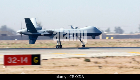 Un véhicule aérien sans pilote MQ-9 Reaper atterrit à la base commune de Balad, en Iraq, novembre 10. Les Reapers sont pilotés à distance et peuvent attarder sur les champs de bataille, fournissant des capacités de frappe persistantes aux commandants de la force terrestre. Ce Reaper est déployé au 46e Escadron de reconnaissance et d'attaque expéditionnaire de la base aérienne de Creech, au Nevada. Banque D'Images