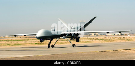 Un taxi aérien sans pilote MQ-9 Reaper après l'atterrissage à la base commune de Balad, en Irak, novembre 10. Les Reapers sont pilotés à distance et peuvent attarder sur les champs de bataille, fournissant des capacités de frappe persistantes aux commandants de la force terrestre. Ce Reaper est déployé au 46e Escadron de reconnaissance et d'attaque expéditionnaire de la base aérienne de Creech, au Nevada. Banque D'Images