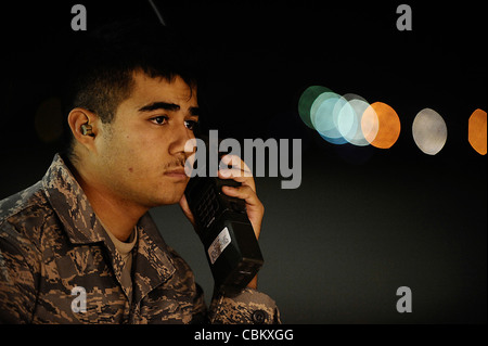 Airman 1ère classe Hugo Garnica communique avec un pilote MQ-9 Reaper à l'aide d'une radio mobile terrestre à la base conjointe Balad, Iraq, novembre 18. Il effectuait un contrôle en amont pour s'assurer que le véhicule sans pilote était opérationnel. Le chef d'équipage adjoint Garnica, affecté au 332e Escadron de maintenance des aéronefs expéditionnaires, est déployé à partir de la base aérienne de Creech, au Nevada. Banque D'Images