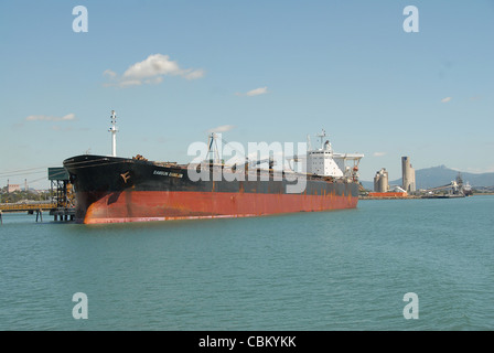 Un navire ne soit chargé au port de Gladstone en central Queensland, Australie Banque D'Images