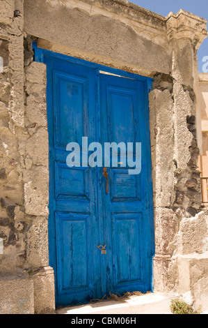 Porte en bois peint bleu grunge et verrouillé dans Chania, Grèce Banque D'Images