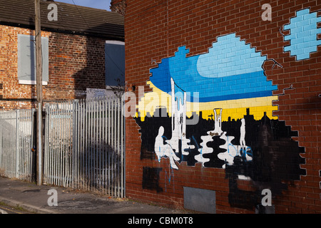 Graffiti à pignon. Art et œuvres d'art sur une propriété mitoyenne vide et scellée à Anfield, Liverpool L5, Merseyside, Royaume-Uni Banque D'Images