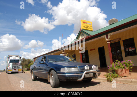 Voiture et train routier stationné en face de l'hôtel Wellshot à Ilfracombe, un pub typique de l'Outback Queensland, Australie Banque D'Images