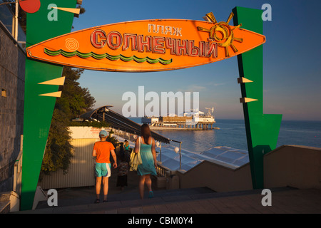 La Russie, de la côte de la mer Noire, Sotchi, Lighthouse Beach, signe pour Sunshine Beach Banque D'Images