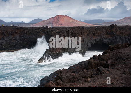 Los Hervideros (les Boiling One), attraction touristique naturelle sur la côte où les coulées de lave du volcan solidifié ont été érodées par l'océan Atlantique, entraînant wave.induced geysers, déversements et brume, Lanzarote, îles Canaries, Espagne. Banque D'Images