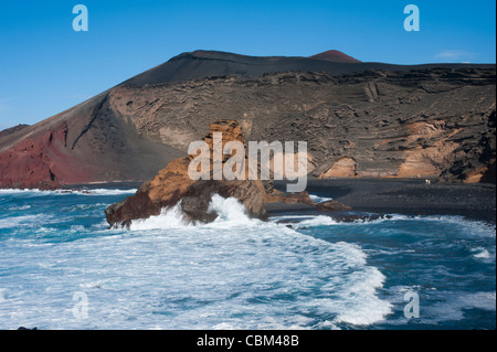 Plage de Charco de los Clicos également connue sous le nom de Laguna Verde (lagune verte), à El golfo, Lanzarote, îles Canaries, Espagne. C'est un volcan ancien dans le bord de mer qui a gardé seulement la moitié intérieure, le lagon étant situé à la section du cratère non réapprovisionné par le sable volcanique noir de la plage. Banque D'Images