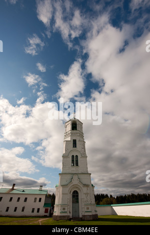 Aleksandro-Svirskiy monastère. Le clocher de la cathédrale Spaso-Preobrazhenskiy Banque D'Images