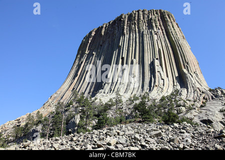 15 septembre 2009 - Devils Tower, une intrusion ignée monolithique ou laccolith faite de colonnes de porphyre de phonolite, Wyoming. Banque D'Images