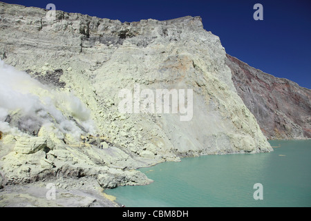 13 août 2011 - lac de cratère acides, Kawah Ijen volcano, Java, Indonésie. Banque D'Images