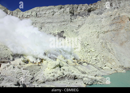 13 août 2011 - lac de cratère acides, Kawah Ijen volcano, Java, Indonésie. Banque D'Images