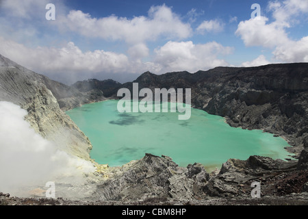 13 août 2011 - lac de cratère acides, Kawah Ijen volcano, Java, Indonésie. Banque D'Images