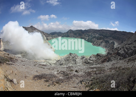 13 août 2011 - lac de cratère acides, Kawah Ijen volcano, Java, Indonésie. Banque D'Images