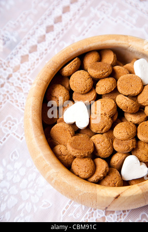 Dutch candy pepernoten à grande échelle sur la table Banque D'Images