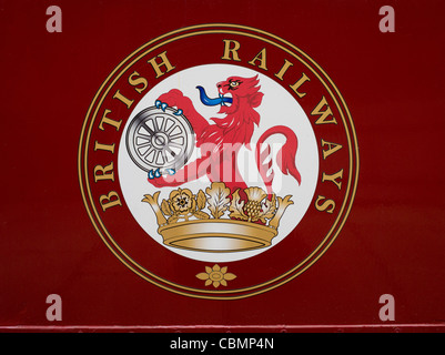 Classic British Railways symbole/logo peint sur train de chemin de fer touristique de Llangollen Denbighshire Wales Banque D'Images