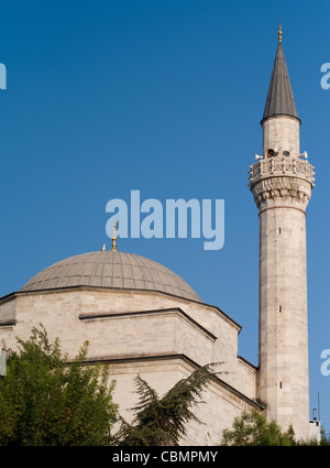 Mosquée et minaret au-dessus de la Citerne Basilique, Istanbul, Turquie Banque D'Images