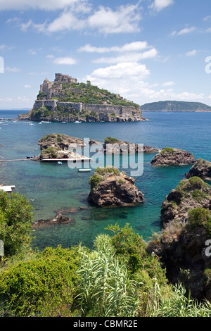 Vue panoramique du château aragonais, Ischia, Campanie, Mer Méditerranée, Italie Banque D'Images