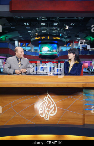 Télévision par satellite Al Jazeera anchors Habib Ghribi et Lina Zahreddine lire un bulletin de nouvelles du studio à Doha, Qatar Banque D'Images