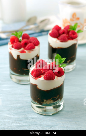 Les framboises avec du chocolat et les cookies. Recette disponible. Banque D'Images