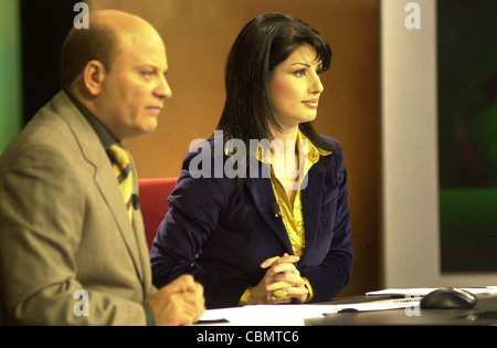 Télévision par satellite Al Jazeera anchors Habib Ghribi et Lina Zahreddine lire un bulletin de nouvelles du studio à Doha, Qatar Banque D'Images