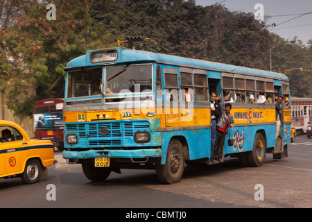 L'Inde, le Bengale occidental, Calcutta, exploité par une société privée de Transport bus speeding à travers la rue Banque D'Images