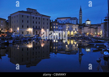 Marina et du quartier historique de Piran, Slovénie, péninsule de l'Istrie Banque D'Images