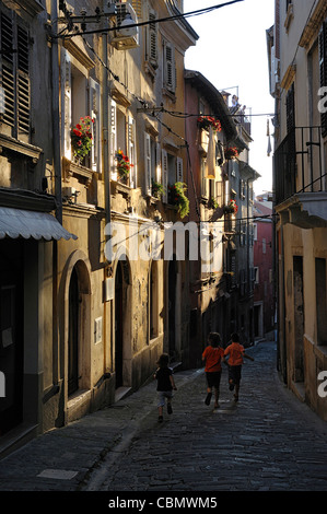 Les rues étroites dans le district historique de Piran, Slovénie, péninsule de l'Istrie Banque D'Images