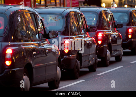 La file de taxis de Londres sur Oxford Street, Londres, Royaume-Uni. Photo:Jeff Gilbert Banque D'Images