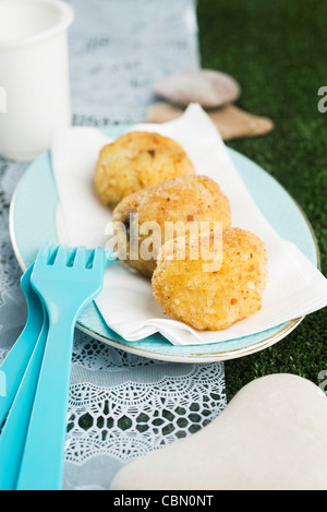 Boules de riz avec du fromage bleu Banque D'Images