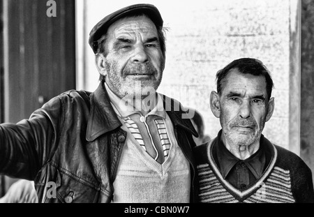 Dur et rugueux vieux pêcheurs se détendre dans un bar dans le village de Olmao dans l'Algarve au sud du Portugal dans l'Europe Banque D'Images