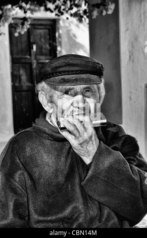 Ancien homme à l'harmonica dans le magnifique village d'Oia à Santorin, dans les îles grecques en Grèce l'Europe Banque D'Images