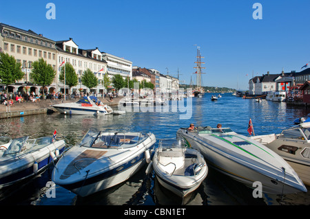 Bateaux de loisirs à Arendal Harbour Banque D'Images