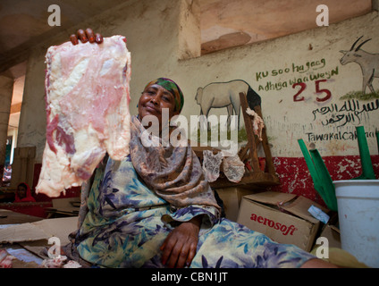 Woman Holding vendeur signifie morceau de bétail en main, Hargeisa, Somaliland Banque D'Images