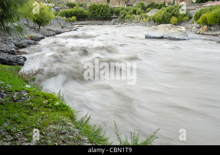 Rapide, riches et boueux de la rivière de montagne au Népal près de Jomsom village Banque D'Images