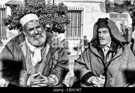 L'Afrique en Tunisie fondèrent Testour portrait de vieux hommes en costume national Banque D'Images