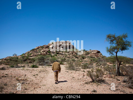 Laas Geel Paysage Zone homme marchant derrière le Somaliland Banque D'Images