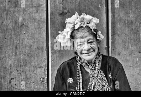 Portrait de La Havane vieille dame femme locale avec des rides en mur coloré dans le centre-ville de Vieille Havane Cuba Banque D'Images