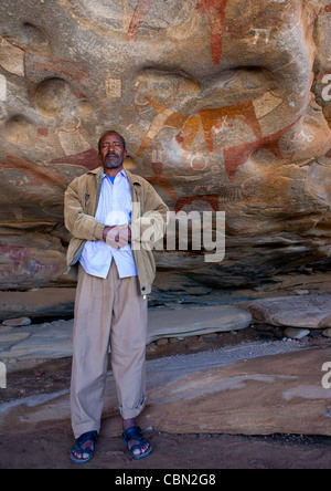 Laas Geel Rock Art des cavernes, debout dans le Somaliland Grotte Guide Banque D'Images